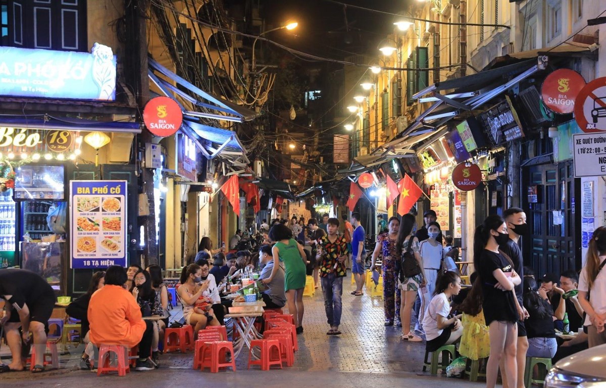 Trải nghiệm sự giao thoa độc đáo giữa nhịp sống hiện đại hối hả và vẻ bình yên, trầm mặc của phố cổ Hà Nội